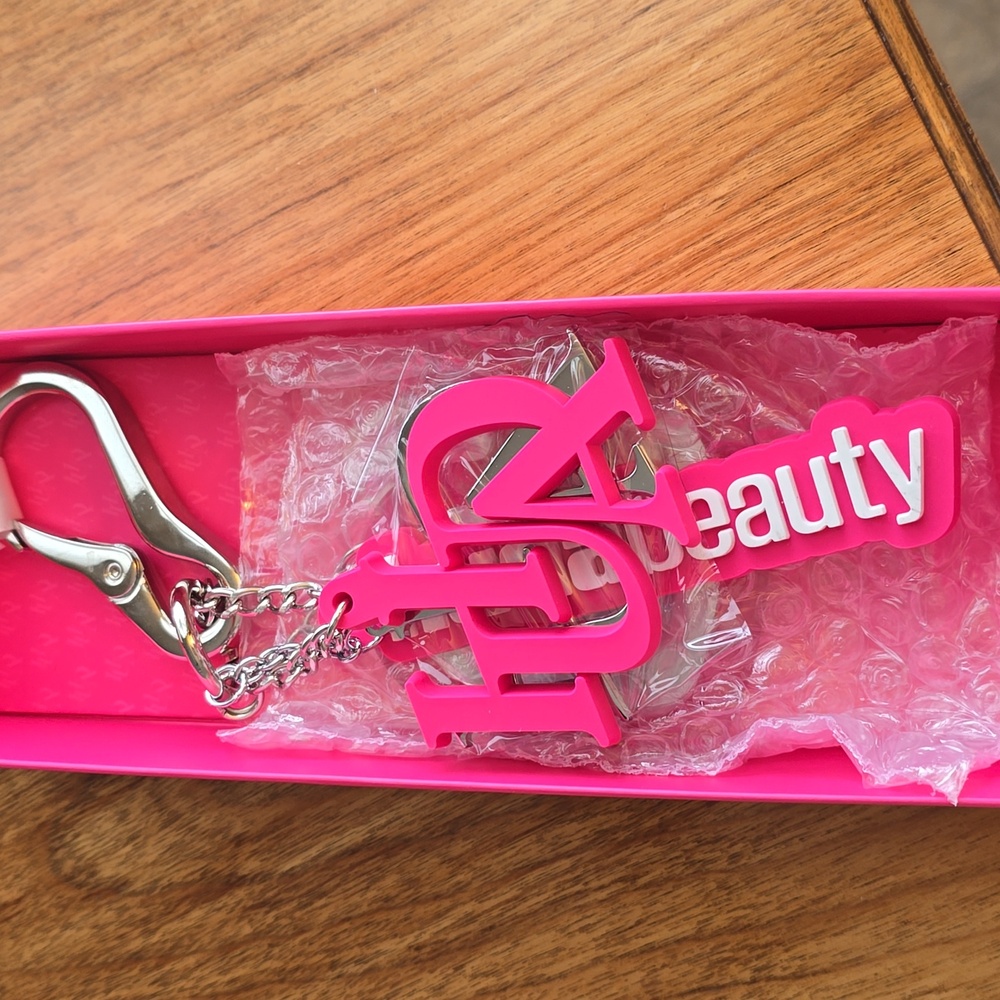 HUDA BEAUTY Pink Key Charms